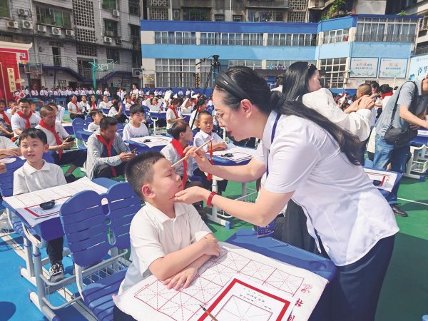 亚新T+0配资 实验小学新生 开笔知礼种下尊师“种子”